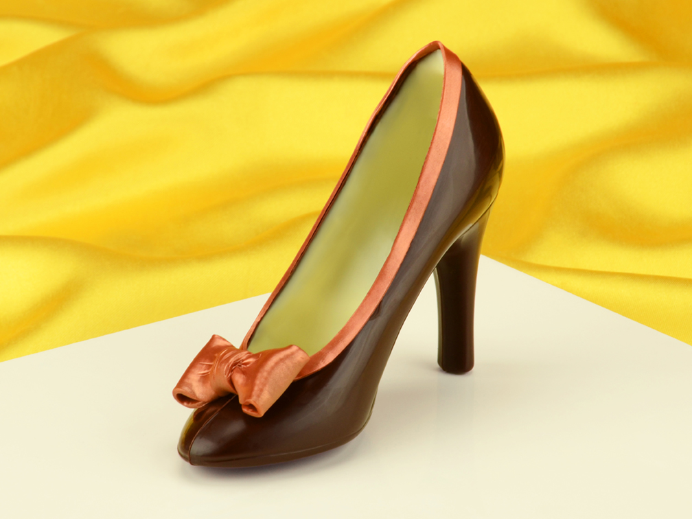 Hier wird eine Schritt-für-Schritt Anleitung fuer eine Schleife aus Modellierschokolade gezeigt, die auf einem Schokoladen High Heel platziert werden kann
